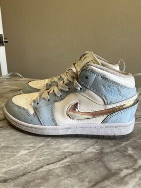 Nike Kids Air Jordan 1 Mid SE Glitter Swoosh sneakers in the 'Frozen Blue Unisex